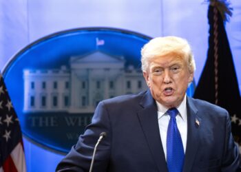 Trump dice que subirá el nuevo arancel global a un 15 %