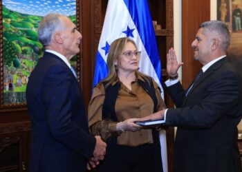 Presidente Asfura juramentó a gobernadores políticos departamentales