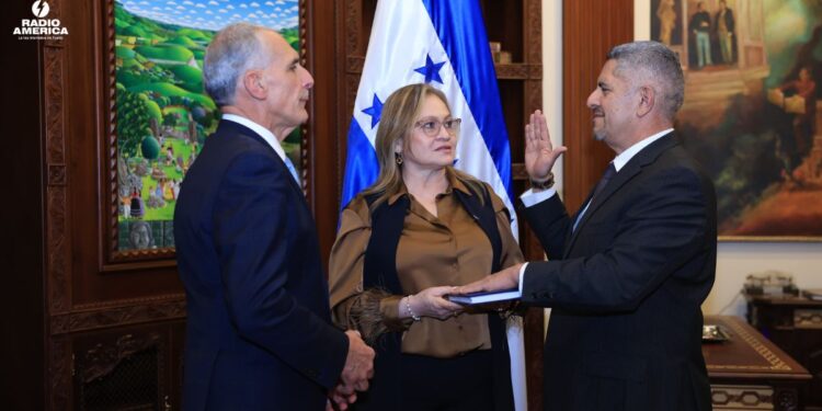 Presidente Asfura juramentó a gobernadores políticos departamentales