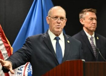 El "zar de la frontera" de Trump retira 700 agentes migratorios de Mineápolis