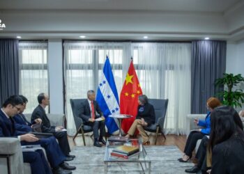 La canciller de Honduras y el embajador de China dialogan sobre asuntos bilaterales