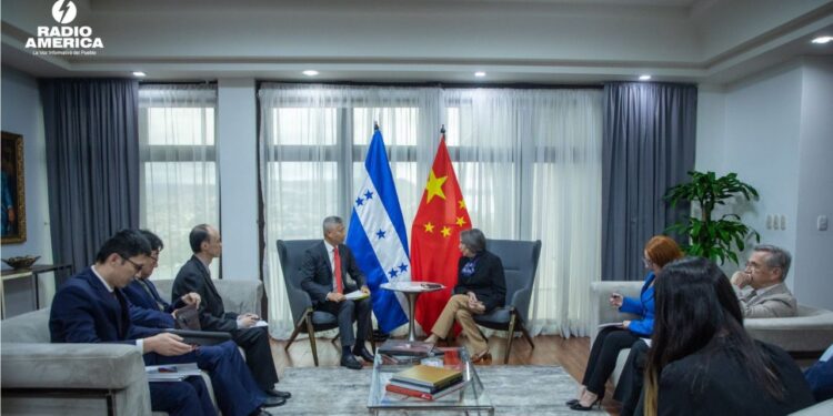 La canciller de Honduras y el embajador de China dialogan sobre asuntos bilaterales