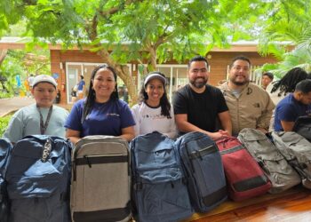 Fundación Próspera impulsa campaña “Back to School” y entrega 250 kits escolares a estudiantes de comunidades vecinas en Roatán