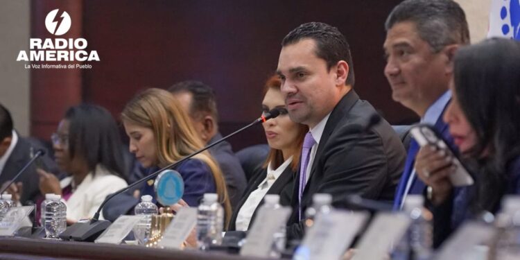 Tomás Zambrano presenta informe del primer mes de sesiones y las leyes aprobadas en el Congreso