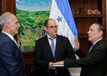 Presidente Asfura oficializa nombramientos de nuevas autoridades sanitarias a nivel nacional