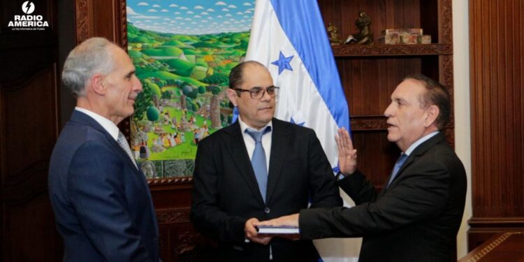 Presidente Asfura oficializa nombramientos de nuevas autoridades sanitarias a nivel nacional