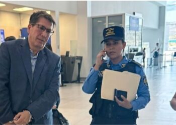 Empresario de EEUU dice que fue detenido en Honduras por un "gobierno que le debe dinero"