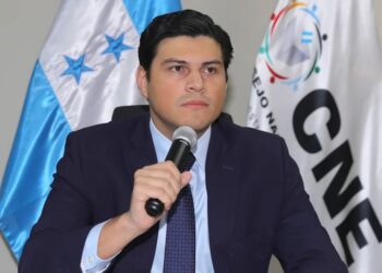 Marlon Ochoa denuncia persecución y que planifican su destitución
