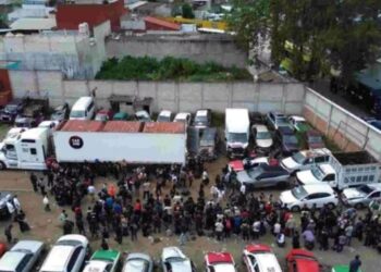 Autoridades hallan a 229 migrantes al interior de tráiler en estado mexicano de Veracruz