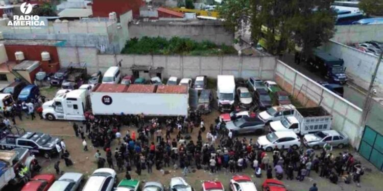 Autoridades hallan a 229 migrantes al interior de tráiler en estado mexicano de Veracruz