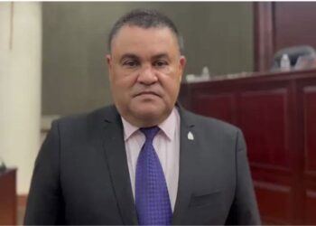 El diputado Umaña cataloga de "masacre laboral" despidos que se realizan en el sistema de salud