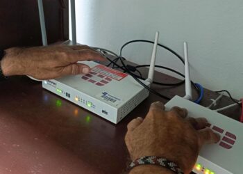 Sin teléfono fijo, móvil o internet: el otro "apagón" de la crisis energética en Cuba