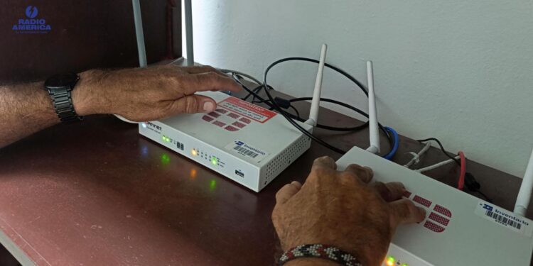 Sin teléfono fijo, móvil o internet: el otro "apagón" de la crisis energética en Cuba