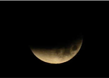 Un eclipse lunar total deja una 'Luna de sangre' desde Japón hasta América