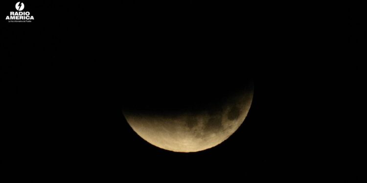 Un eclipse lunar total deja una 'Luna de sangre' desde Japón hasta América