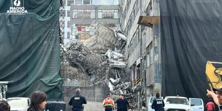 Tres personas atrapadas tras colapso de edificio en Ciudad de México