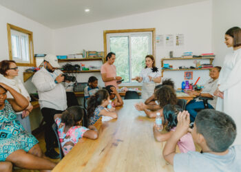 Ganadores Premio PRÓSPERA a la innovación en la moda compartieron con los niños de Roatán