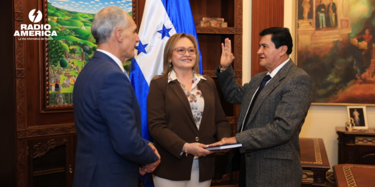Asfura juramenta nuevos funcionarios en el Gobierno