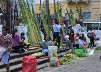 Hondureños ofrecen palmas y cruces en templos en víspera del Domingo de Ramos