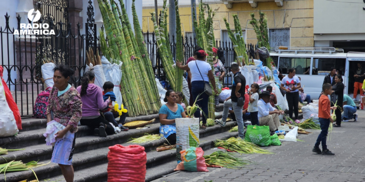 Hondureños ofrecen palmas y cruces en templos en víspera del Domingo de Ramos