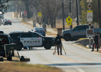 Tres muertos y 18 heridos en tiroteo que el FBI investiga como posible acto terrorista