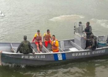 Al menos tres personas desaparecidas al naufragar una embarcación en el Caribe de Honduras
