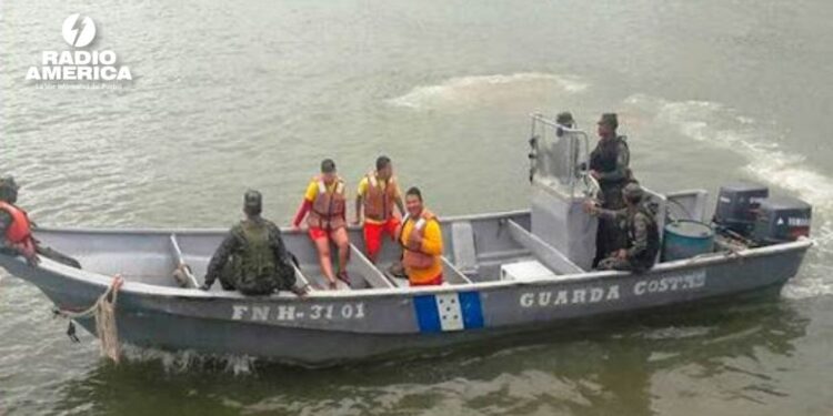 Al menos tres personas desaparecidas al naufragar una embarcación en el Caribe de Honduras