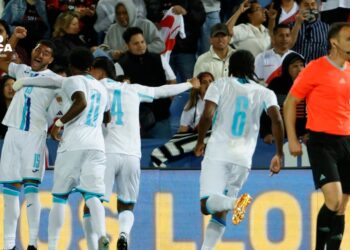2-2. Un postrero gol de Mencia deja a Perú sin triunfo en el debut de Molina con Honduras