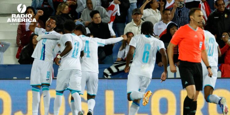 2-2. Un postrero gol de Mencia deja a Perú sin triunfo en el debut de Molina con Honduras