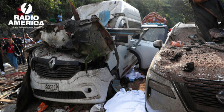 Sube a 14 el número de muertos y 38 heridos por ataque en la Vía Panamericana en Colombia