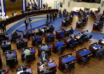 Congreso salvadoreño reforma Constitución para dar a diáspora representación parlamentaria