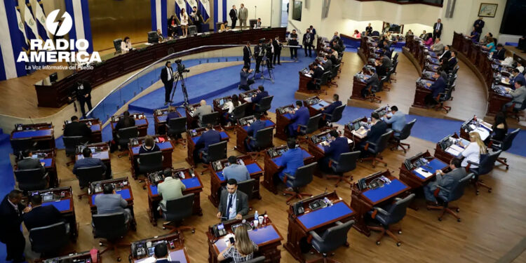 Congreso salvadoreño reforma Constitución para dar a diáspora representación parlamentaria