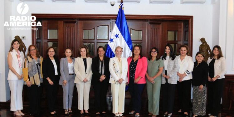 Para conocer sus propuestas a favor de los hondureños, primera dama se reunió con la Red de Cooperantes Nacionales 