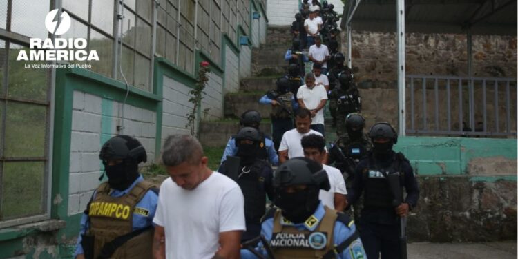Desarticulan redes de extorsión que operaban desde centros penales