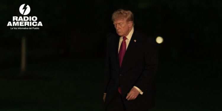 Trump afirma que EE.UU. se apoderó de un barco iraní que intentó burlar el bloqueo naval