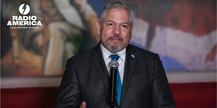 Excanciller Reina señala que el bipartidismo, sigue en su estrategia de "golpear a Libre"