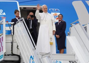 El papa responde a Trump que la Iglesia tiene la obligación moral de ir contra la guerra