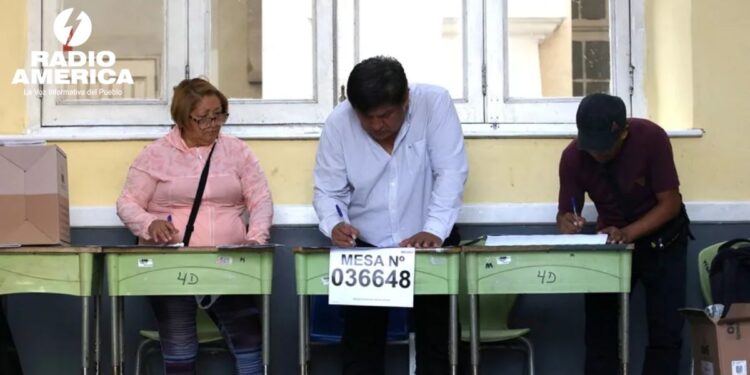El Gobierno de Perú confirma apoyo a la decisión de ampliar elecciones hasta este lunes