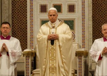 El papa lamenta una humanidad "de rodillas" por tanta brutalidad en misa de Cena del Señor