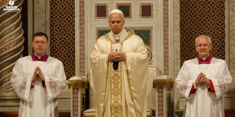 El papa lamenta una humanidad "de rodillas" por tanta brutalidad en misa de Cena del Señor