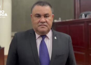 Más de 500 médicos han sido despedidos señala Carlos Umaña