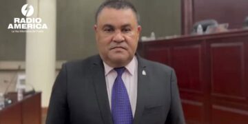 Más de 500 médicos han sido despedidos señala Carlos Umaña