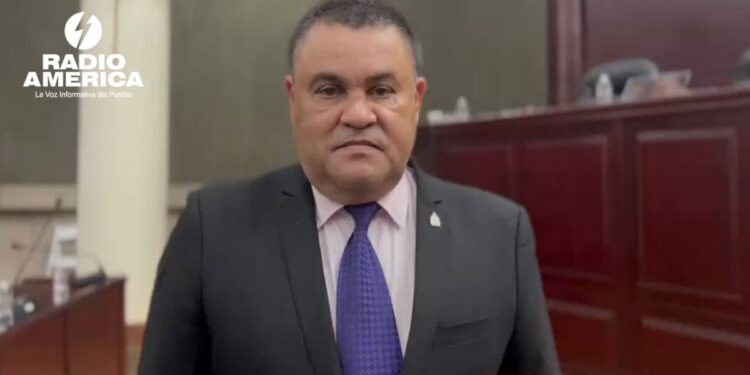 Más de 500 médicos han sido despedidos señala Carlos Umaña
