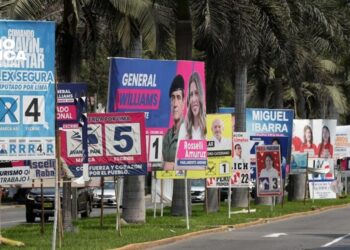 Perú vota para escoger entre 35 candidatos a su noveno presidente en diez años