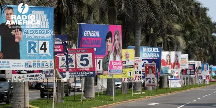 Perú vota para escoger entre 35 candidatos a su noveno presidente en diez años