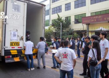 Retrasos para abrir grandes centros de votación en Perú por la falta de material electoral