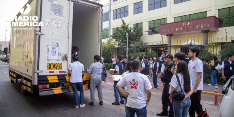 Retrasos para abrir grandes centros de votación en Perú por la falta de material electoral