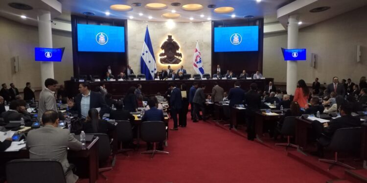 Diputados de Libre sancionados con 15 días de salario por «actos graves» contra el orden parlamentario