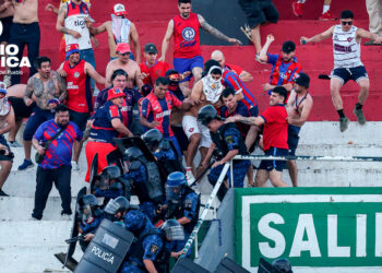 Detenidos por violencia en clásico del fútbol paraguayo enfrentan hasta 12 años de prisión
