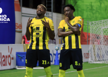 Real España lidera el Clausura en Honduras tras remontar 3-2 a Olimpia